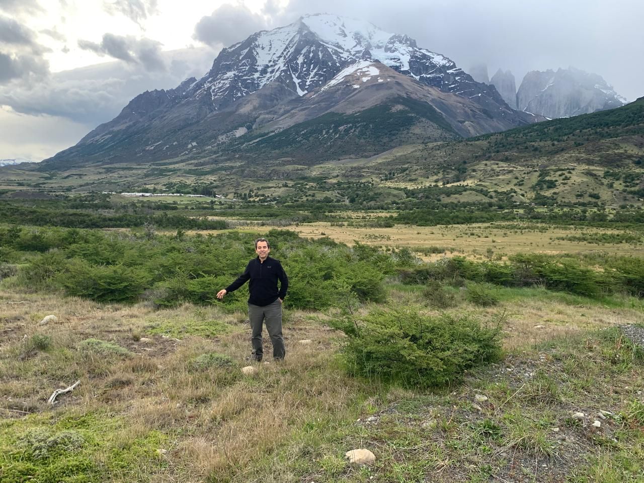 Jaime Ubilla frente al macizo del Paine, Torres del Paine