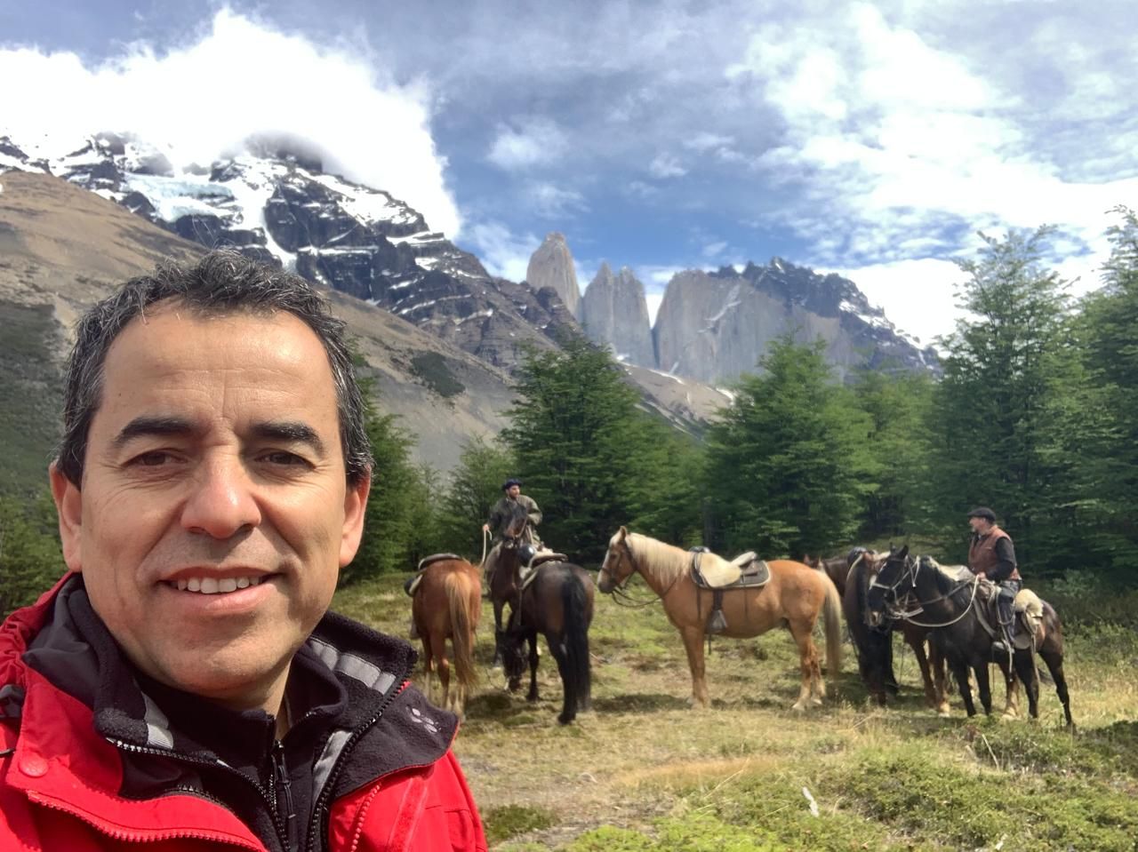Torres del Paine con jinetes y caballos